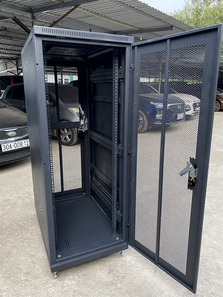 Bên trong tủ rack 32U hãng UNIRACK